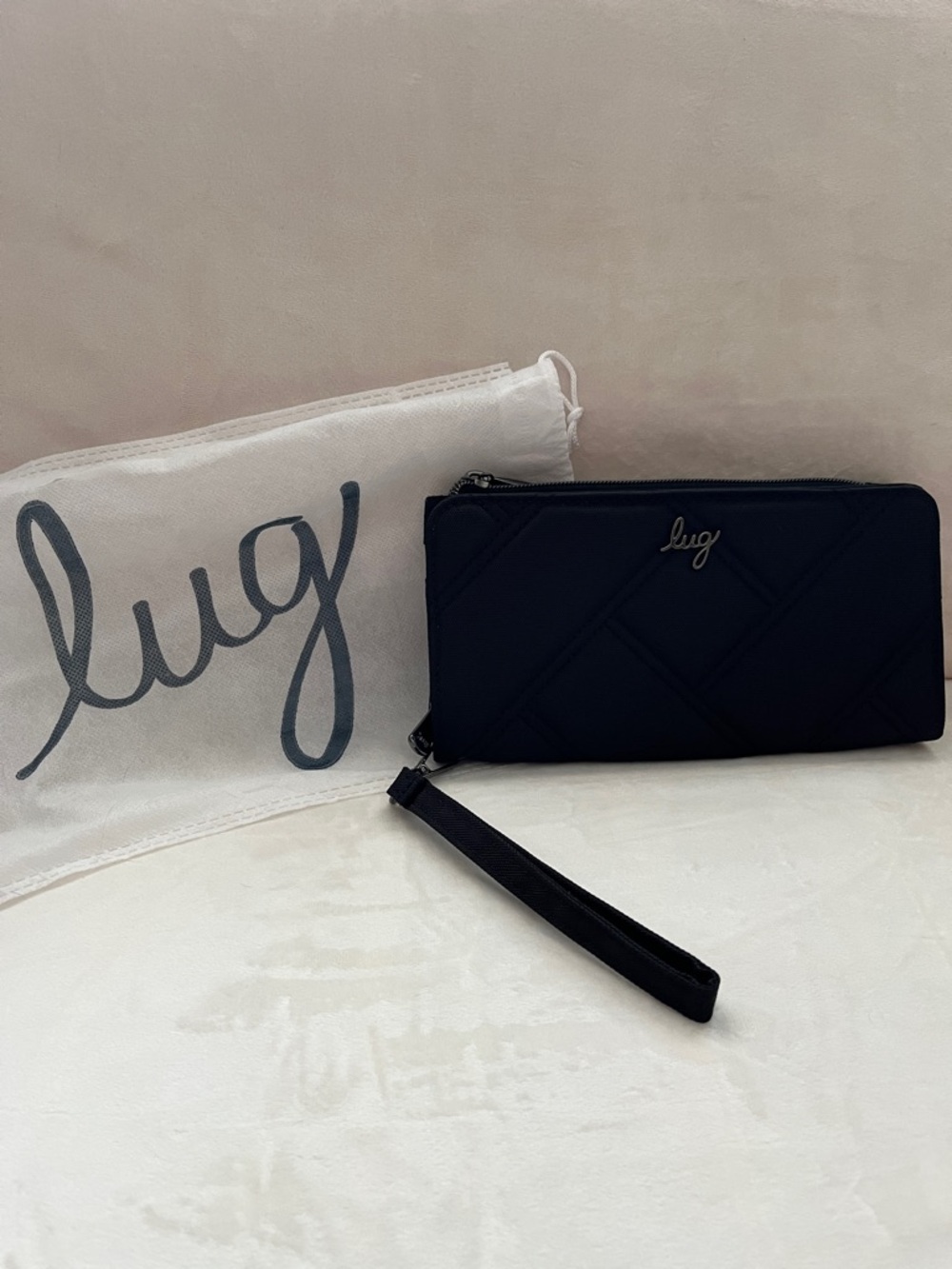 LUG - NWOT - Arabesque Ultra X Zip RFID Wallet in Black